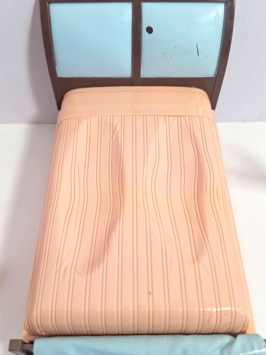 Loving Family Deluxe Parents Bedroom 2007 Bed Pink Robe Furniture Pillows - Picture 8 of 14